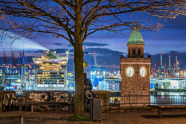 Blaue Stunde am Stintfang - Hamburg Landungsbrücken Bild auf Leinwand, Acrylglas oder als Poster