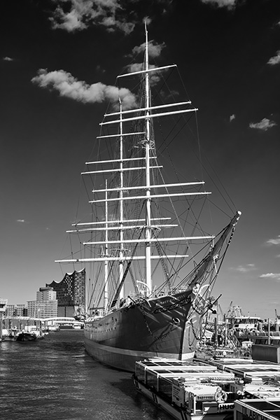 Hamburger Landungsbrücken Rickmer Rickmers in schwarzweiss - Bild auf Leinwand