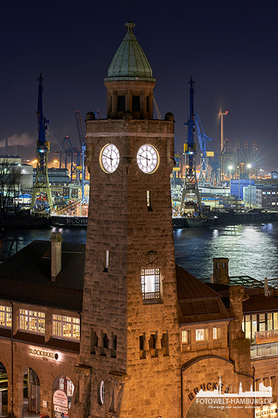 Hamburg Landungsbrücken, Pegelturm bei Nacht - Bild auf Leinwand