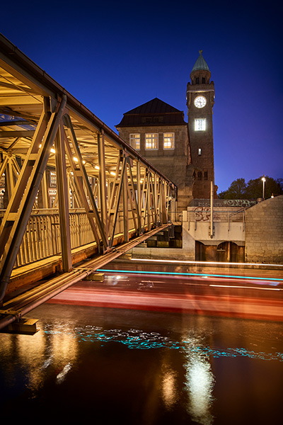Hamburg Landungsbrücken bei Nacht - Bild auf Leinwand
