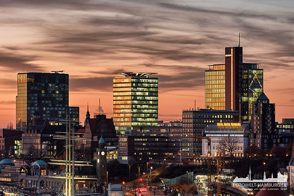 Blick auf die Landungsbrücken und die Skyline von St.Pauli - Bild auf Leinwand