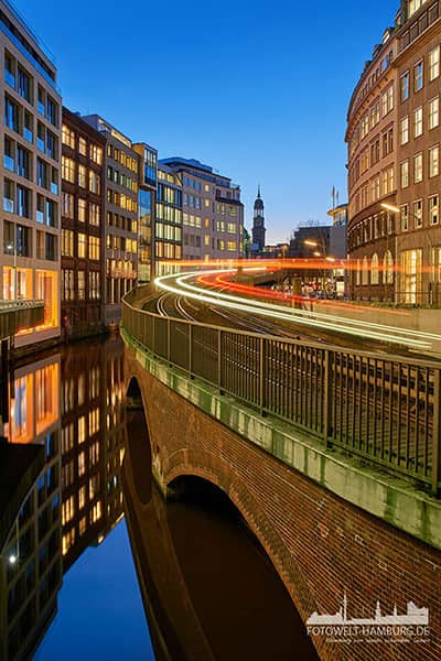 Hamburg Blaue Stunde am Mönkedammfleet - Bild auf Leinwand, Acrylglas, Alu-Dibond 