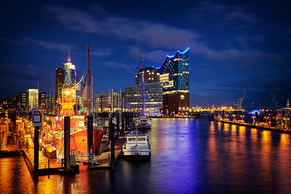 Hamburg Blaue Stunde an der Elbphilharmonie - Bild auf Leinwand