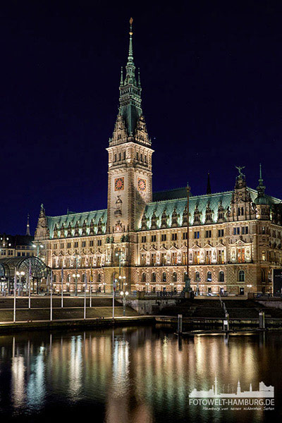 Hamburger Rathaus bei Nacht - Bild auf Leinwand