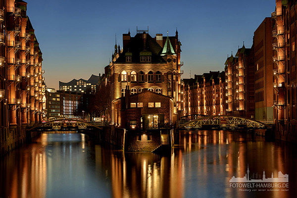 Wasserschloss in der Speicherstadt zur blauen Stunde - Bild auf Leinwand 