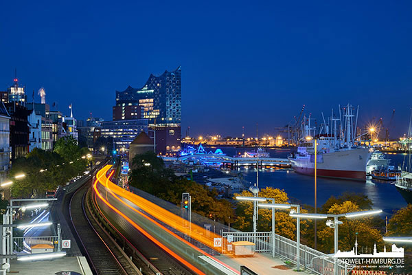 U-Bahn und Elbphilharmonie - Bild auf Leinwand 