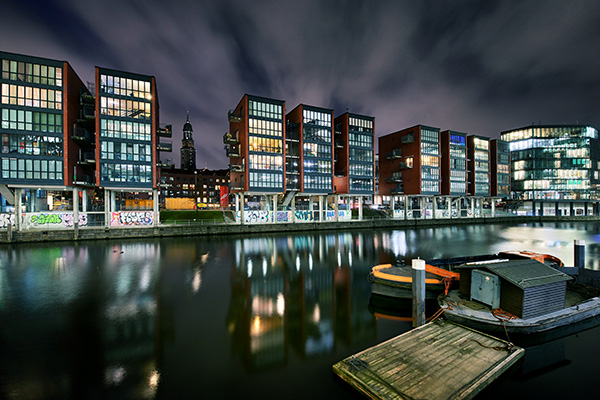Hamburg Alsterfleet bei Nacht - Bild auf Leinwand, Acrylglasbild, Poster, Fotodrucke in Galeriequalität 