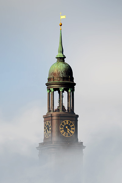 Michel im Nebel - Hamburg Fotokunst Bild auf Leinwand, Acrylglas oder als Poster