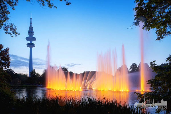 Hamburg bei Nacht Bild auf Leinwand - Lichterorgel in Planten un Blomen