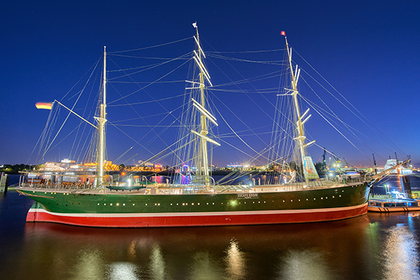 Hamburg Landungsbrücken Rickmer Rickmers bei Nacht - Bild auf Leinwand