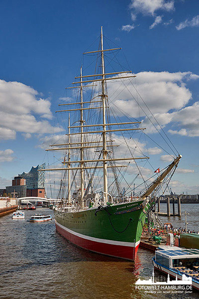 Hamburg - Blick auf die Rickmer Rickmers - Bild auf Leinwand 