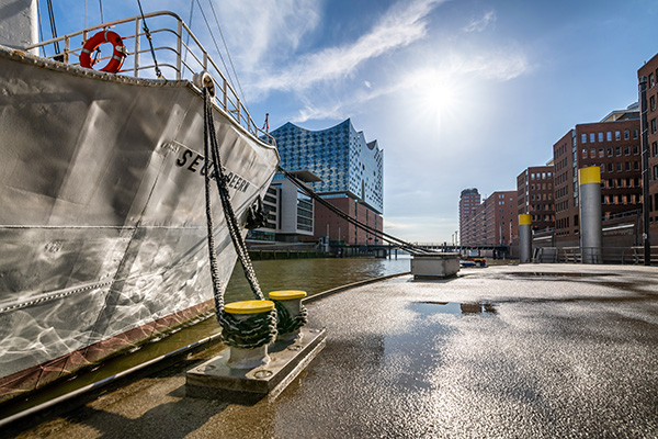 Sandtorhafen im Sonnenlicht - Hamburgbild auf Leinwand, Acrylglas oder als Poster