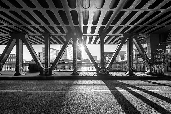 Oberhafenbrücke - Hamburg Bild in schwarzweiß auf Leinwand, Acrylglas oder als Poster