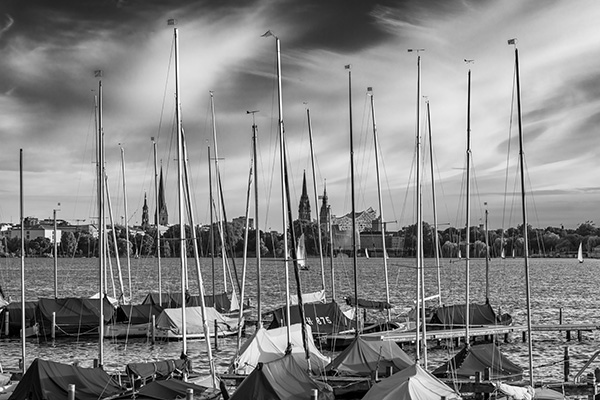 Segelboote an der Aussenalster - Hamburg Bild in schwarzweiß auf Leinwand, Acrylglas oder als Poster