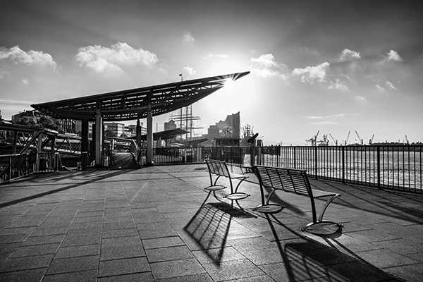 Morgens an den Landungsbrücken - Hamburg Bild in schwarzweiß auf Leinwand, Acrylglas oder als Poster