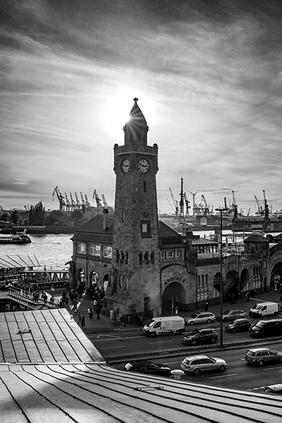 Pegelturm und Landungsbrücken - Hamburg Bild in schwarzweiss auf Leinwand, Acrylglas oder als Poster