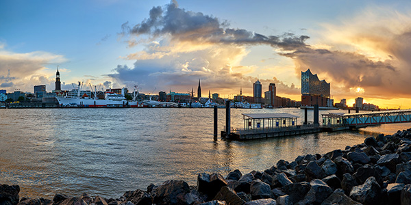 Hamburg Sonnenaufgang hinter der Elbphilharmonie - Bild auf Leinwand, Acrylglasbild, Poster, Fotodrucke in Galeriequalität 