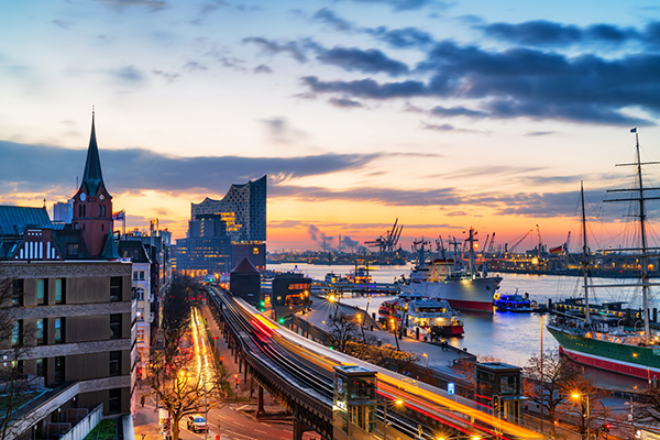 Tagesanbruch - Hamburg Landungsbrücken und Elbphilharmonie auf Leinwand, Acrylglas, Akustikbild oder als Poster