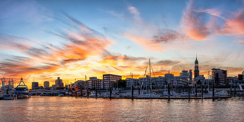 Sonnenuntergang mit Blick auf den Michel - Hamburg Sonnenuntergang Bild auf Leinwand, Acrylglas, Akustikbild oder als Poster