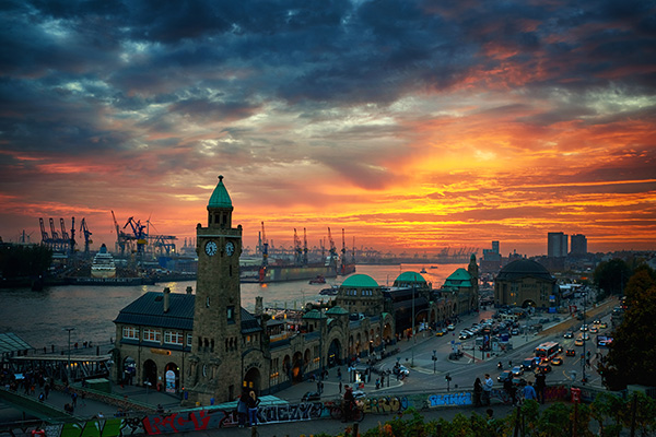 Hamburg Sonnenuntergang an den Landungsbrücken - Leinwandbild, Acrylglasbild, Poster, Fotodrucke in Galeriequalität 