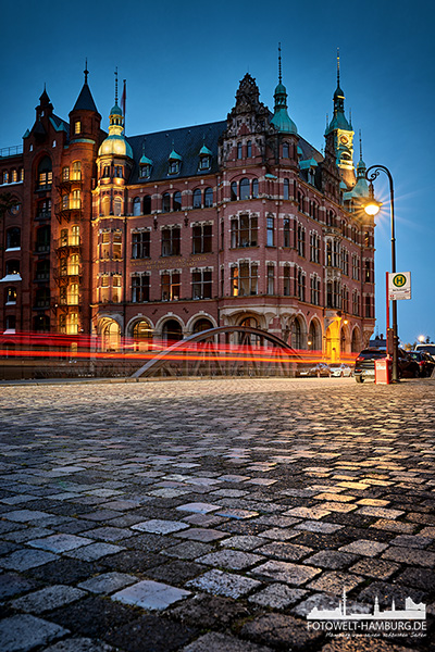 Hamburg Speicherstadt - Blick auf die HHLA Zentrale bei Nacht - Bild auf Leinwand, Acrylglas, Alu-Dibond