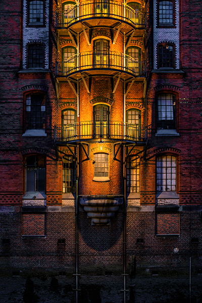 Speicherstadt Fassade bei Nacht - Hamburgbild auf Leinwand, Acrylglas oder als Poster