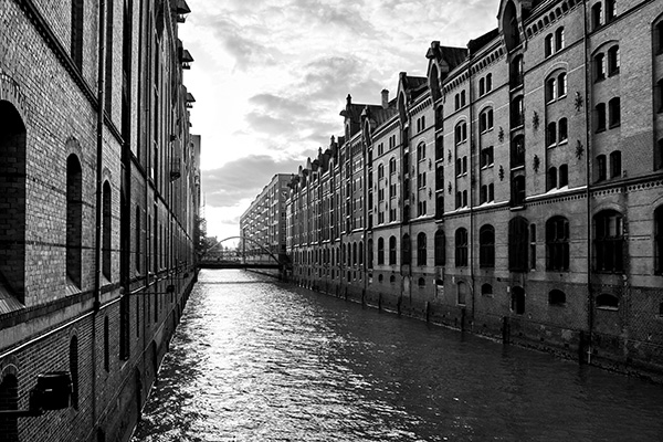 Kehrwiederfleet in der Speicherstadt in schwarzweiss - Bild auf Leinwand, Acrylglas, Alu-Dibond