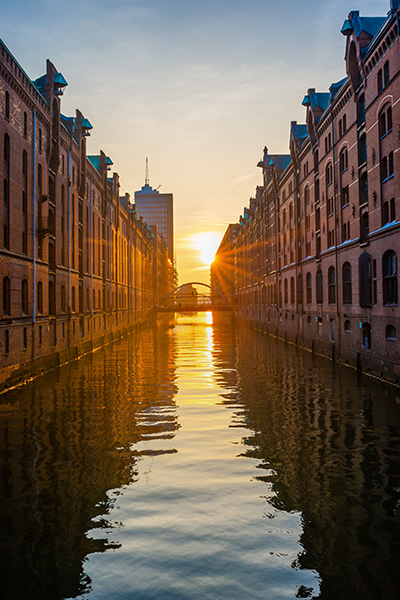 Am Kehrwiederfleet - Hamburgbild von der Speicherstadt auf Leinwand, Acrylglas oder als Poster