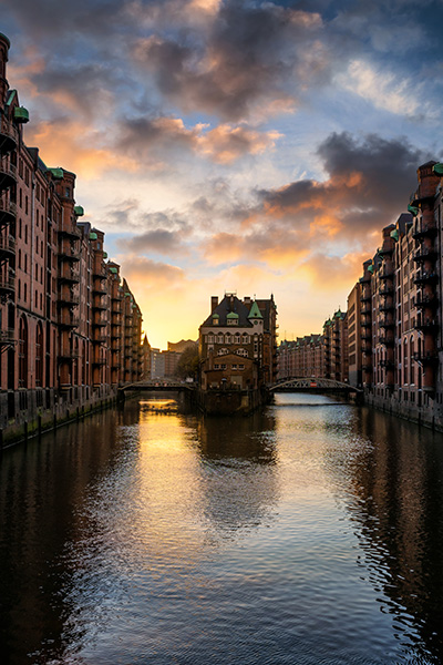 Sonnenuntergang am Wasserschloß - Speicherstadt Bild auf Leinwand, Acrylglas oder als Poster