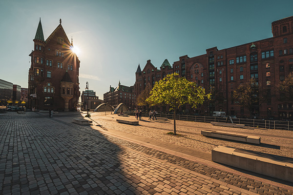 Am St. Annenplatz - Speicherstadt und Elbphilharmonie Bild auf Leinwand, Acrylglas, Akustikbild oder als Poster