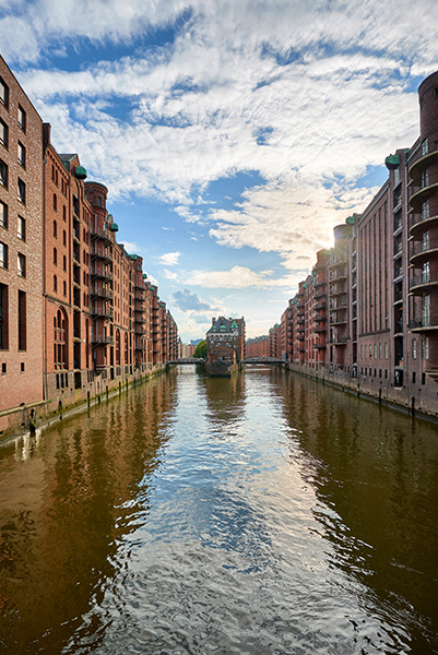 Hamburg Blick auf das Wasserschloss - Bild auf Leinwand, Acrylglas oder als Poster
