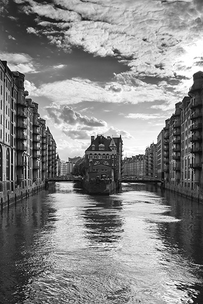 Bild vom Wasserschloß in der Hamburger Speichestadt in schwarzweiß