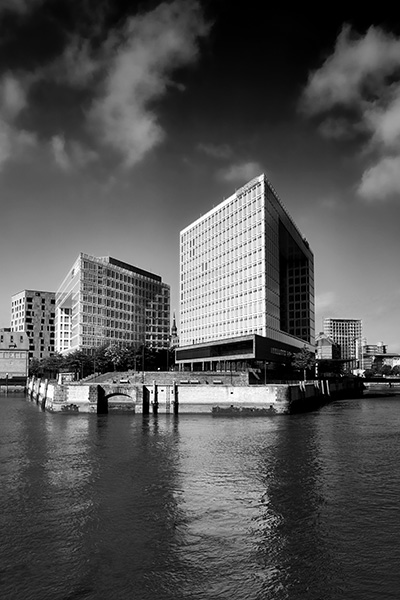 Hamburg Ericusspitze - Spiegelgebäude in schwarzweiß- Bild auf Leinwand