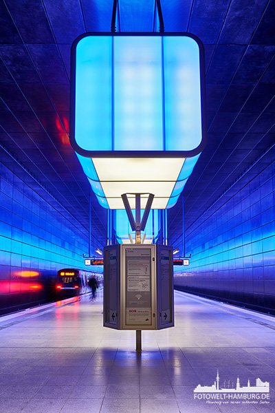 Hamburg U-Bahn Station in der Hafencity - Bild auf Leinwand, Acrylglas, Alu-Dibond