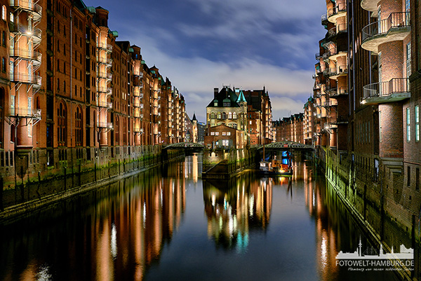 Hamburg Wasserschloss bei Nacht - Bild auf Leinwand