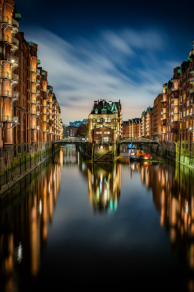 Blick auf das Wasserschloss - Hamburg Wandbild von der Speicherstadt auf Leinwand, Acrylglas oder als Poster