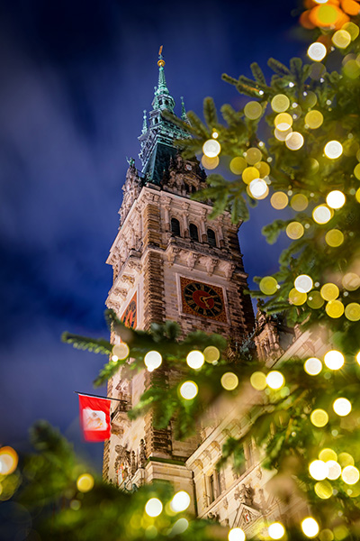 Weihnachtslichter - Weihnachtliches Bild vom Hamburger Rathausmarkt auf Leinwand, Acrylglas oder als Poster
