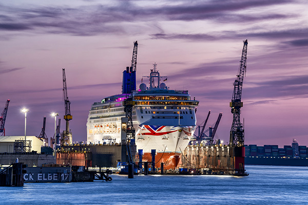 Blick auf das Kreuzfahrtschiff Aurora im Dock 11 bei Blohm und Voss- Hamburger Hafen Bild auf Leinwand, Acrylglas oder als Poster