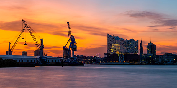 Abendrot im Hamburger Hafen - Blick auf die Elbphilharmonie und den Michel im Abendrot - Bild auf Leinwand, Acrylglas oder als Poster