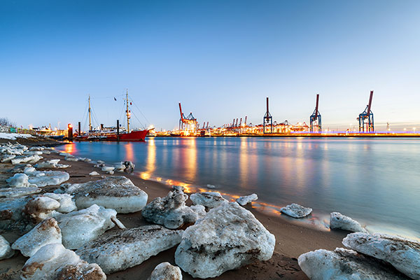 Eisiger Elbstrand - Hamburger Hafen im Winter Leinwandbild oder Poster