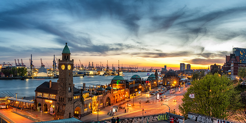 Abendleuchten II - Hamburg Landungsbrücken Bild auf Leinwand, Acrylglas, Akustikbild oder als Poster