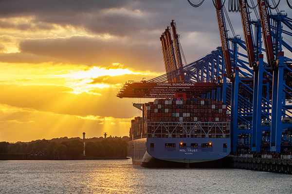 Leuchtender Himmel in Waltershof - Hamburger Hafen Bild auf Leinwand, Acrylglas oder als Poster