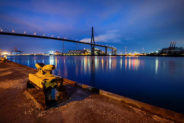 Nachts an der Köhlbrandbrücke - Hamburger Hafen - Bild auf Leinwand, Acrylglas oder als Poster