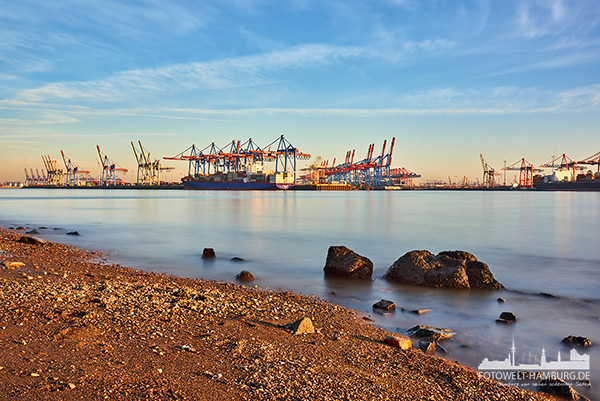 Hamburger Hafen - Stimmungsvolles Bild vom Elbstrand auf Leinwand, Acrylglas oder Alu-Dibond