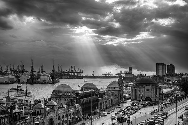 Dramatisches Licht - Hamburg in schwarzweiss Wandbild auf Leinwand, Acrylglas, Akustikbild oder als Poster