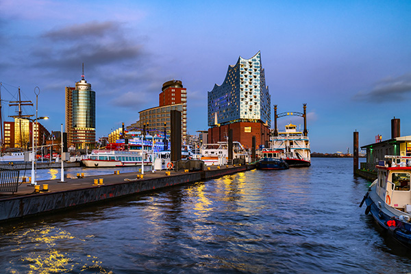 Hamburger Hafen und Elbphilharmonie - Bild auf Leinwand, Acrylglas oder als Poster