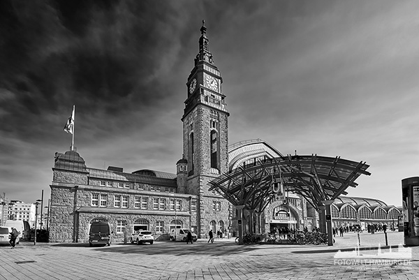 Hamburger Hauptbahnhof in schwarzweiß - Bild auf Leinwand oder Acrylglas