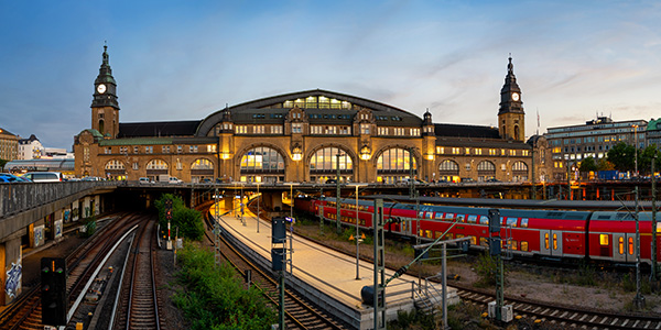 Hauptbahnhof zur blauen Stunde - Hamburg City Wandbild auf Leinwand, Acrylglas, Akustikbild oder als Poster