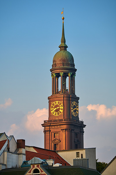 Hamburger Michel im Abendlicht - Hamburgbild auf Leinwand, Acrylglas oder als Poster
