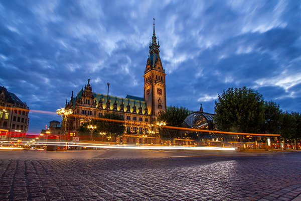 Hamburger Rathaus zur blauen Stunde - Hamburg Leinwandbild, Acrylglasbild, Akustikbild oder als Poster